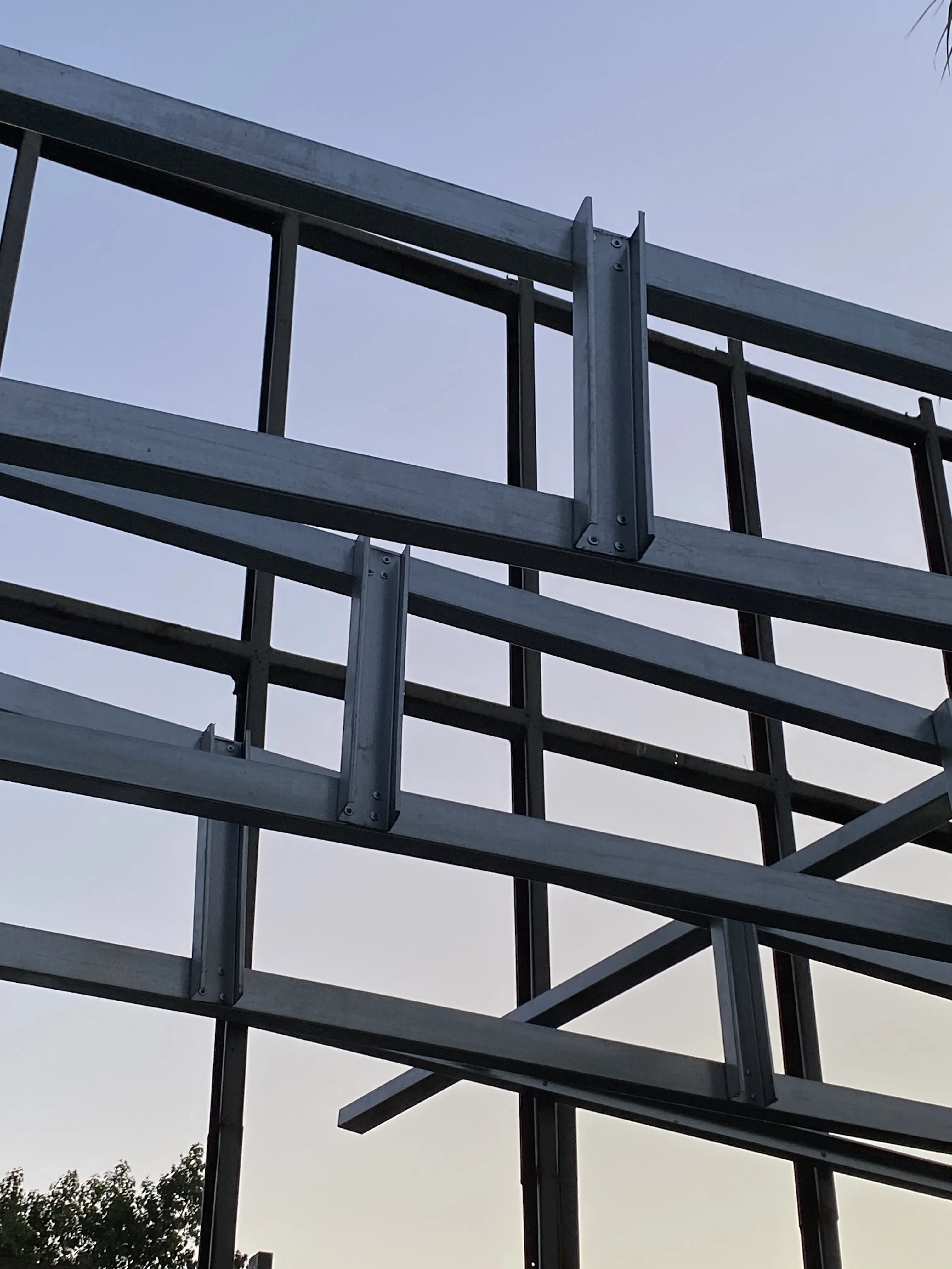 Obra gruesa en construcción — fundaciones y estructura en concreto armado