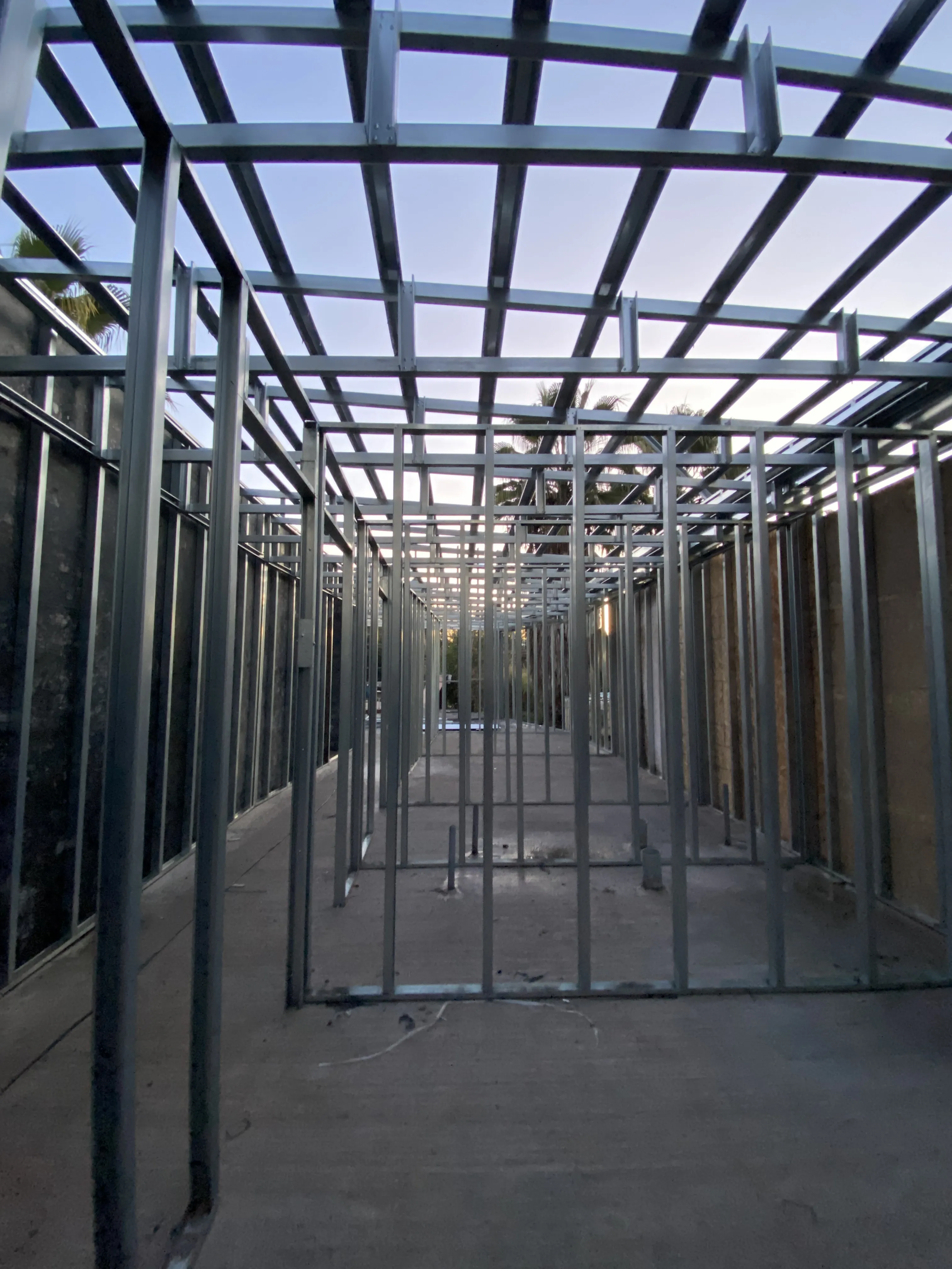 Detalle de trabajos en concreto y enfierradura en obra de Santiago