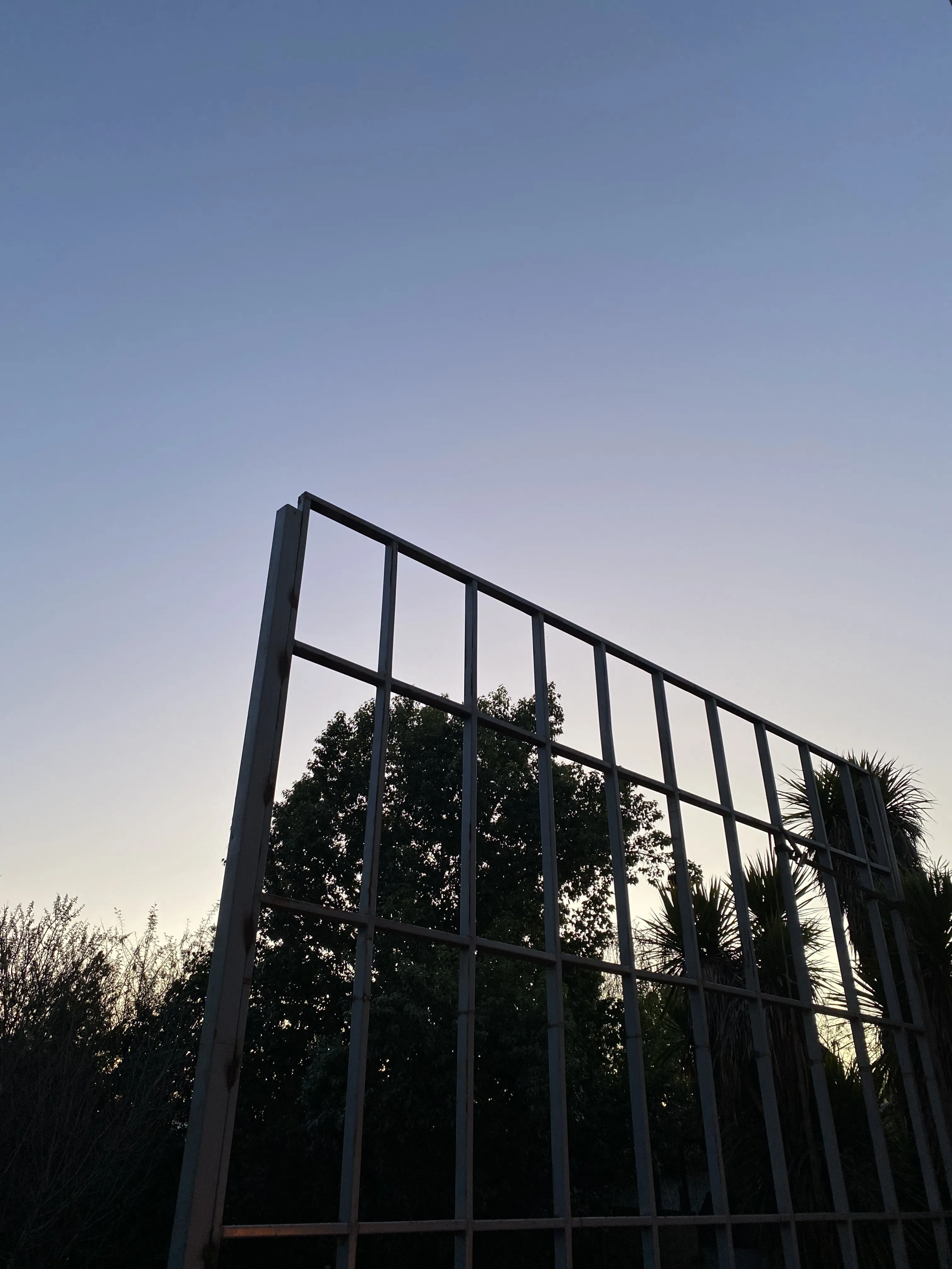 Estructura de techado y terminaciones en proyecto de construcción