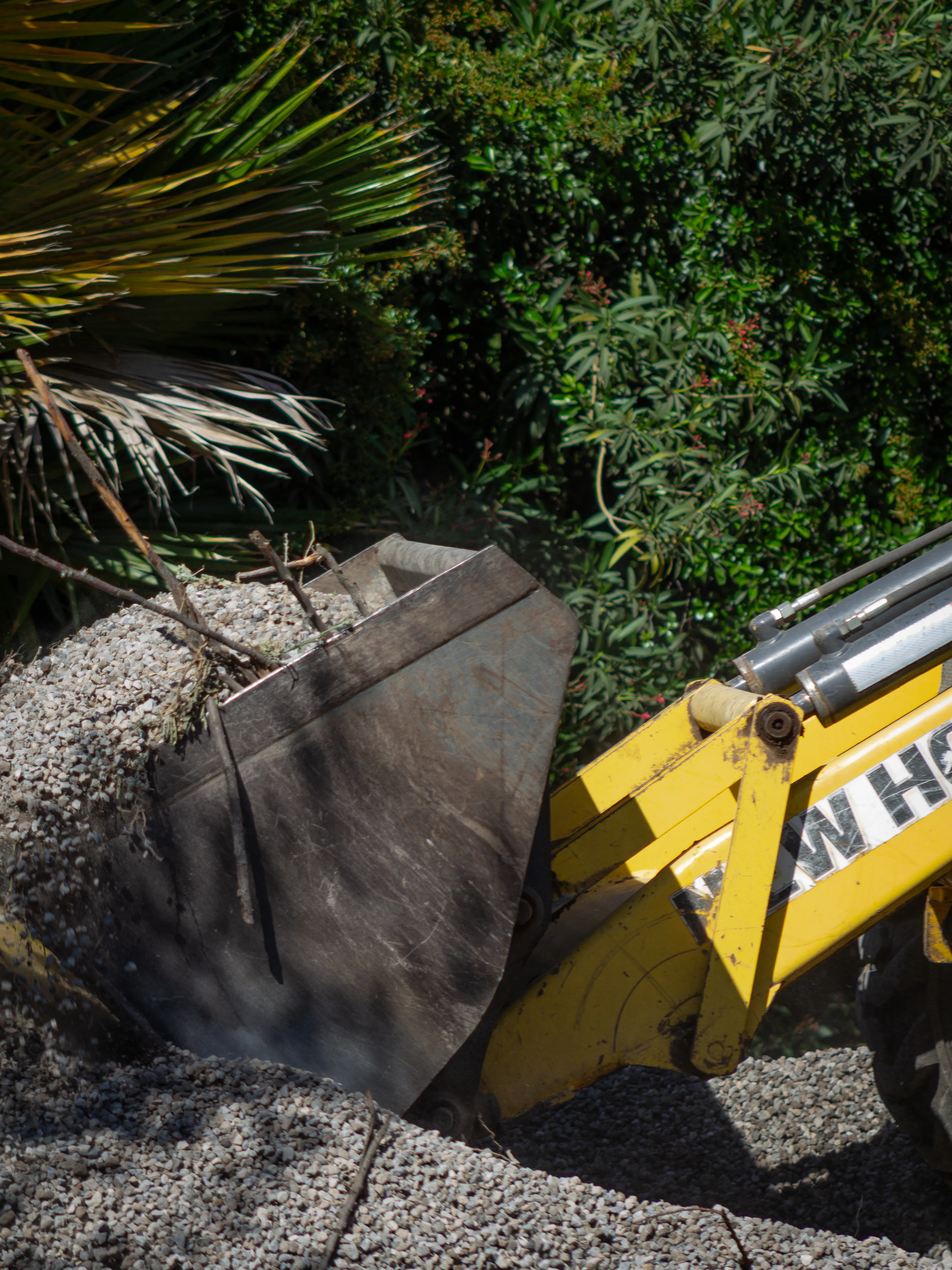 Proyecto de construcción en terreno — trabajos de excavación y preparación
