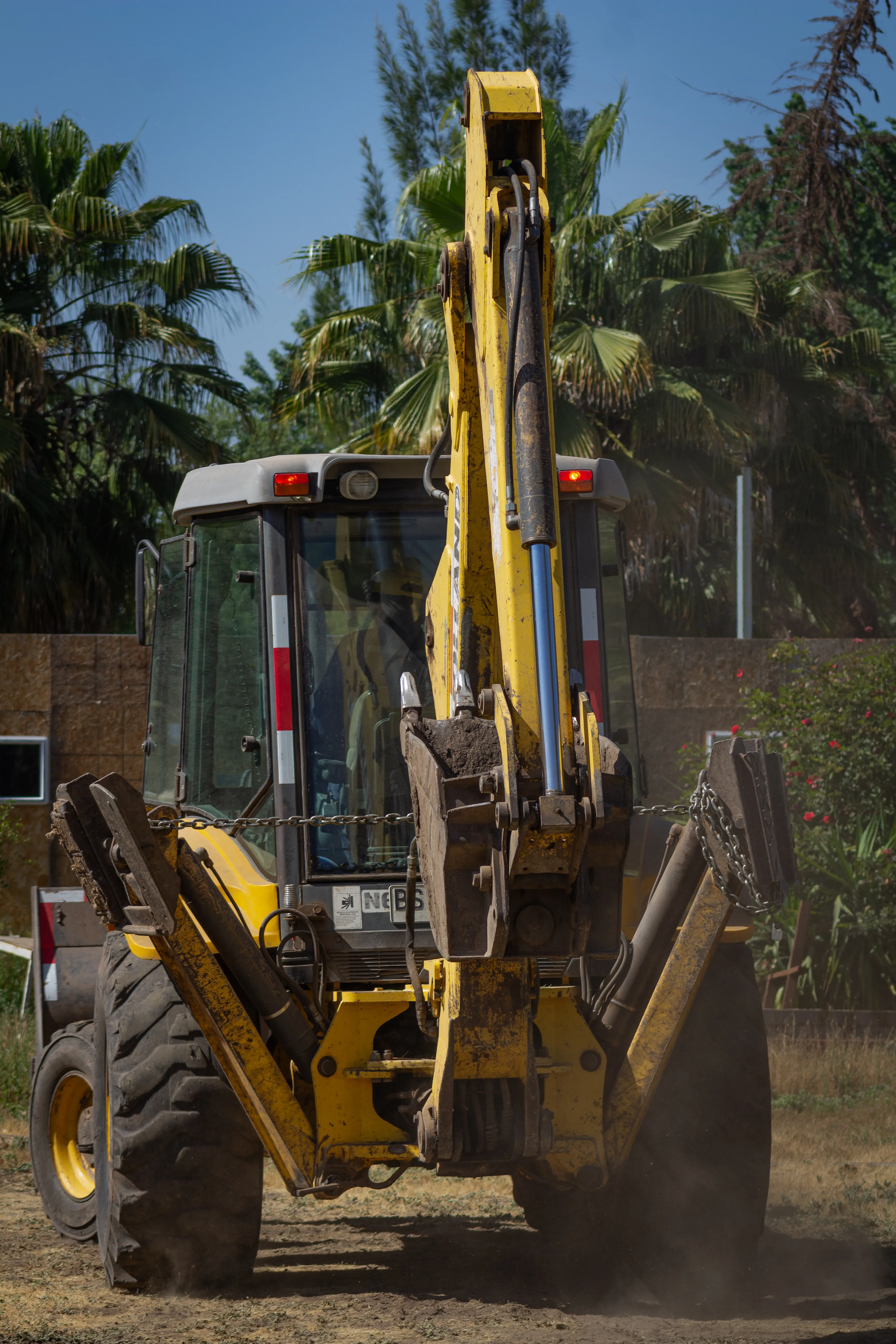 Trabajo de construcción en terreno — instalación de moldajes